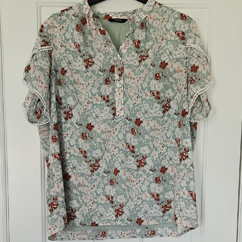 Floral Blouse with Ruffle Sleeves